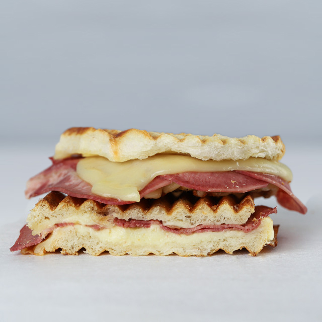 DİLLİ KAŞARLI TOST