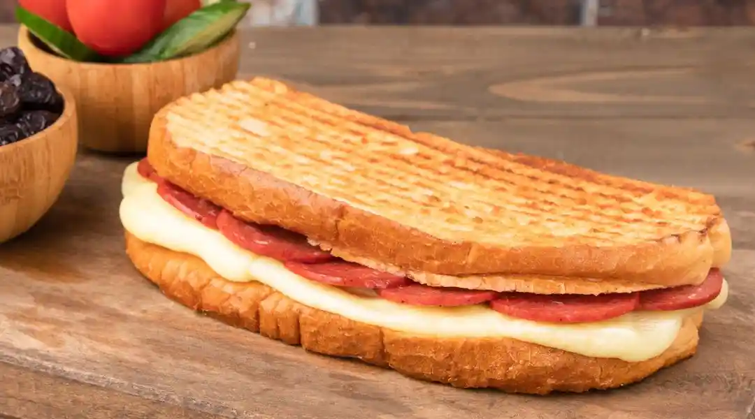 SUCUKLU TOST VEYA SANDViç